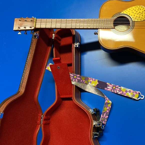 American Girl Acoustic Guitar and backpack carrying case - Picture 3 of 5